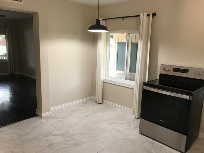 Building Photo - 823 Jackson St