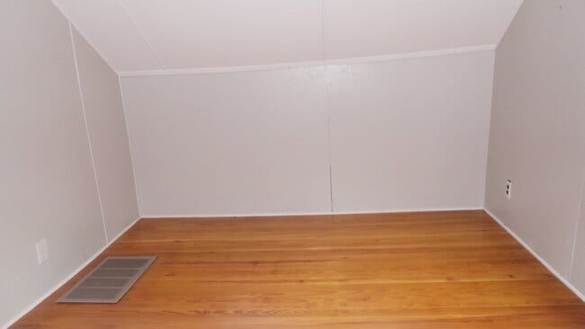 Building Photo - ~~~ Charming AND Convenient ~~~