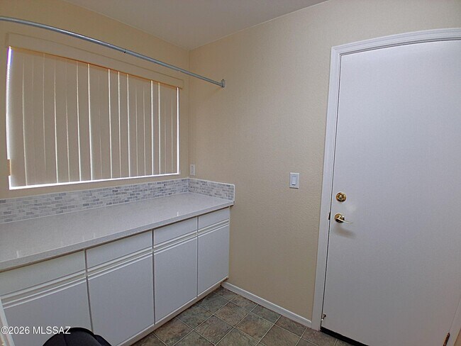 Building Photo - 995 N Western Sunset Dr