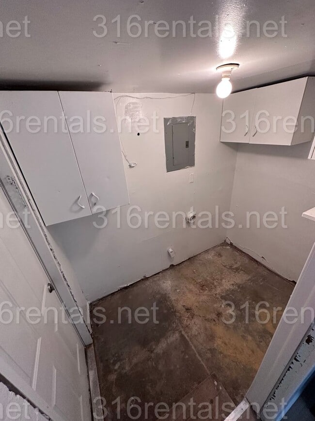 Building Photo - $950 - **COMING SOON** 2 bedroom / 1 bathroom - Haysville Single Family Home