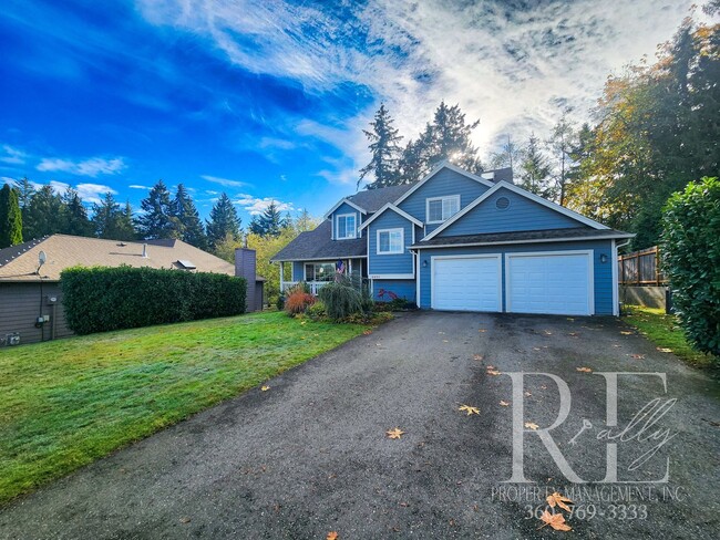 Building Photo - Elegant Silverdale Home with Private Backy...