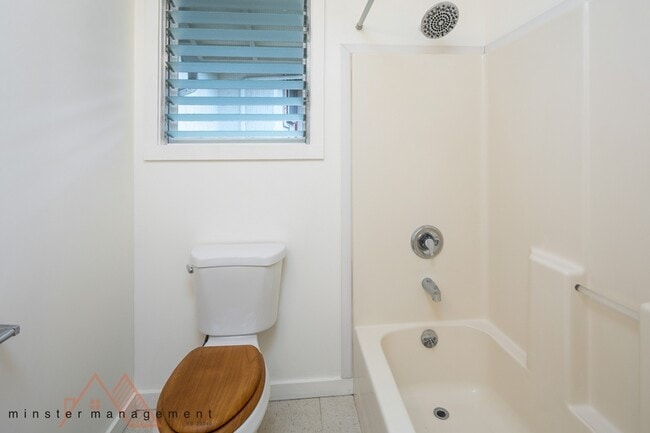 Building Photo - 2133 Metcalf St