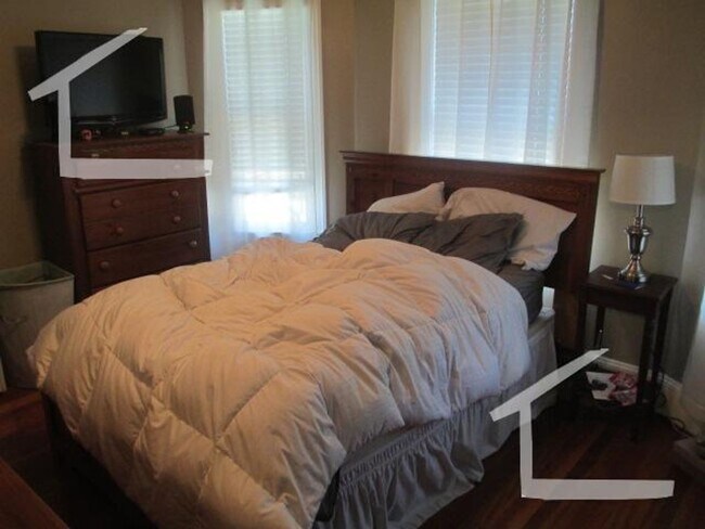 Building Photo - 9/1 Spacious 3BR with balcony, w/d in unit...