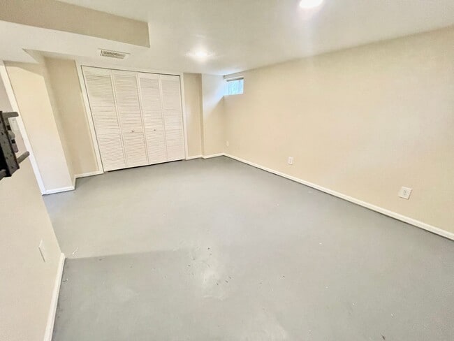Building Photo - Rare Find, Large 3bd/2bathroom (w/ Bonus Rooms) House Near Rose City Golf Course