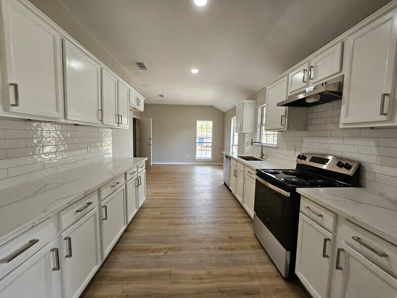 Building Photo - 114 Bailly Ln