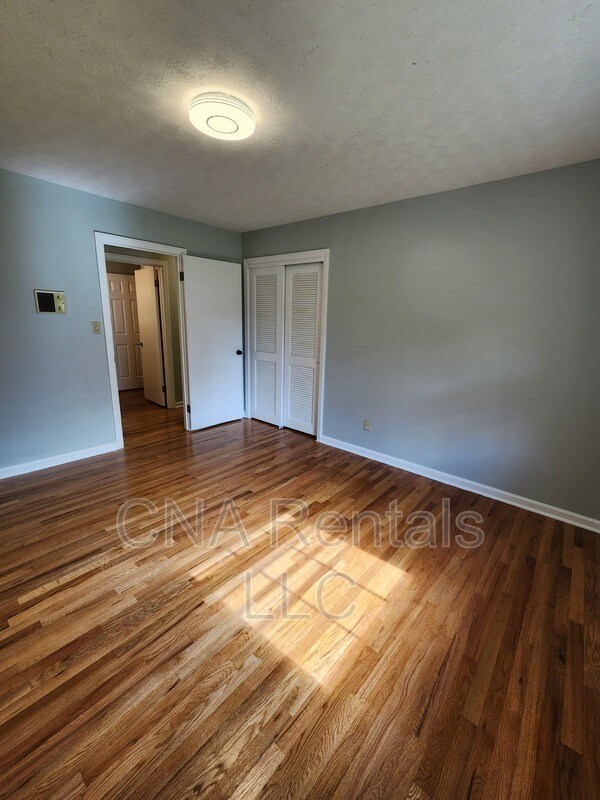 Building Photo - 626 Honeybear Ln