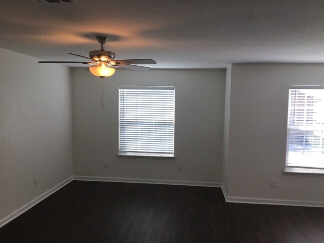 Building Photo - 1657 Amy Dr