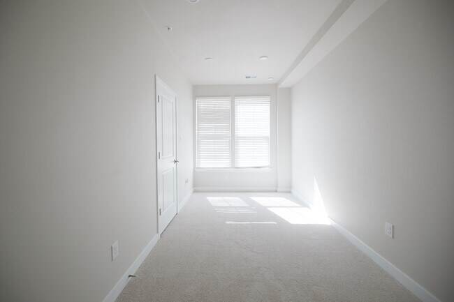 Building Photo - 207 S Newkirk St