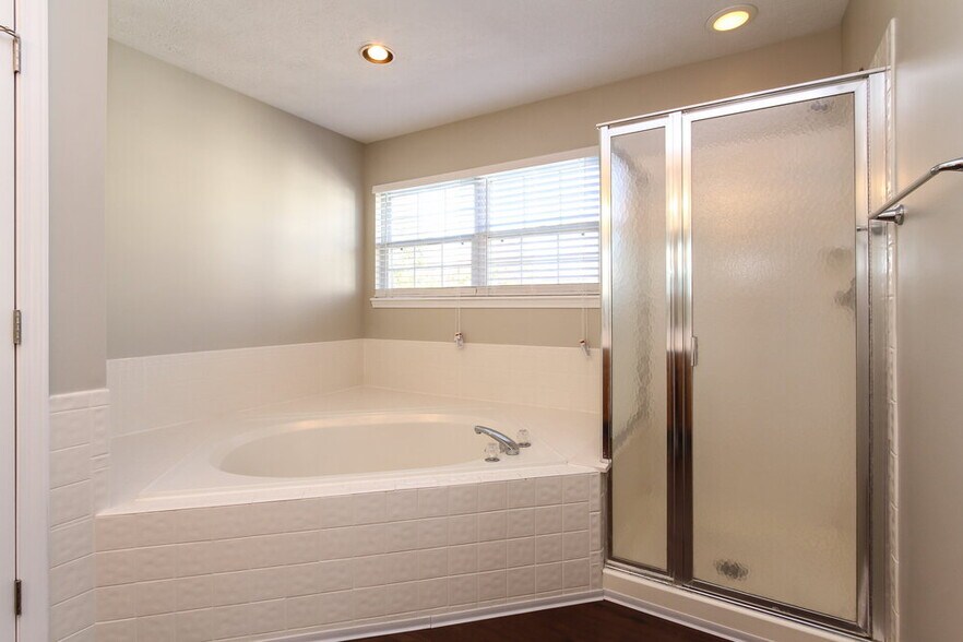 Building Photo - 8339 Glen Highlands Dr