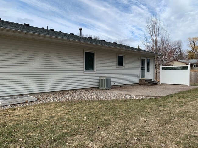 Building Photo - Executive 3 Bedroom Home