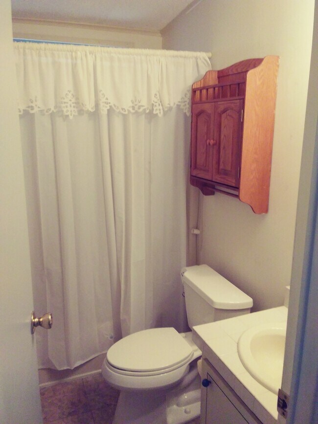 Building Photo - St. Cloud, 2 Bed, 2 Bath, 2 Bonus rooms, close to stores