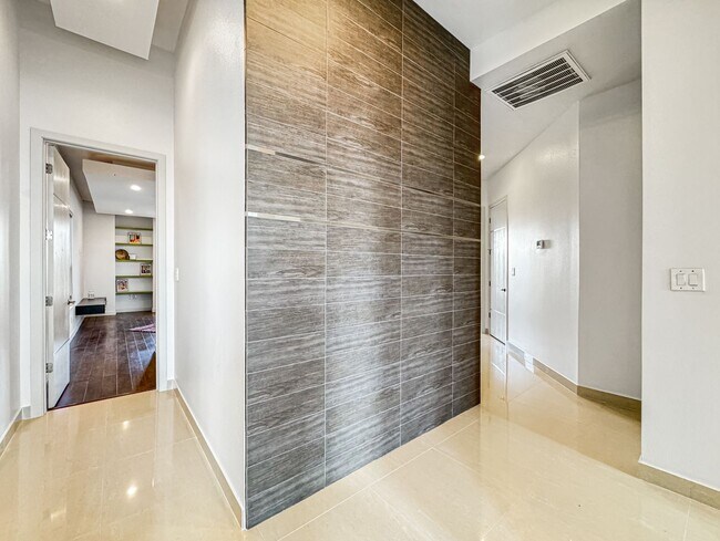 Building Photo - Modern 3-Bed / 3-Bath Home with Pool!