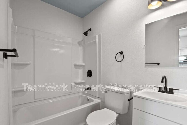 Building Photo - 3033 Azalea Dr