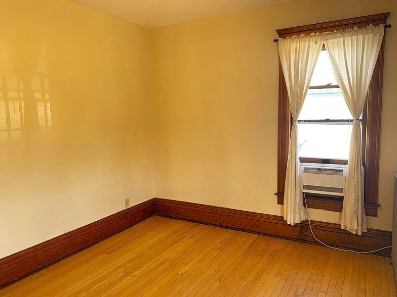 Bedroom looking northwest - 618 S Farwell St