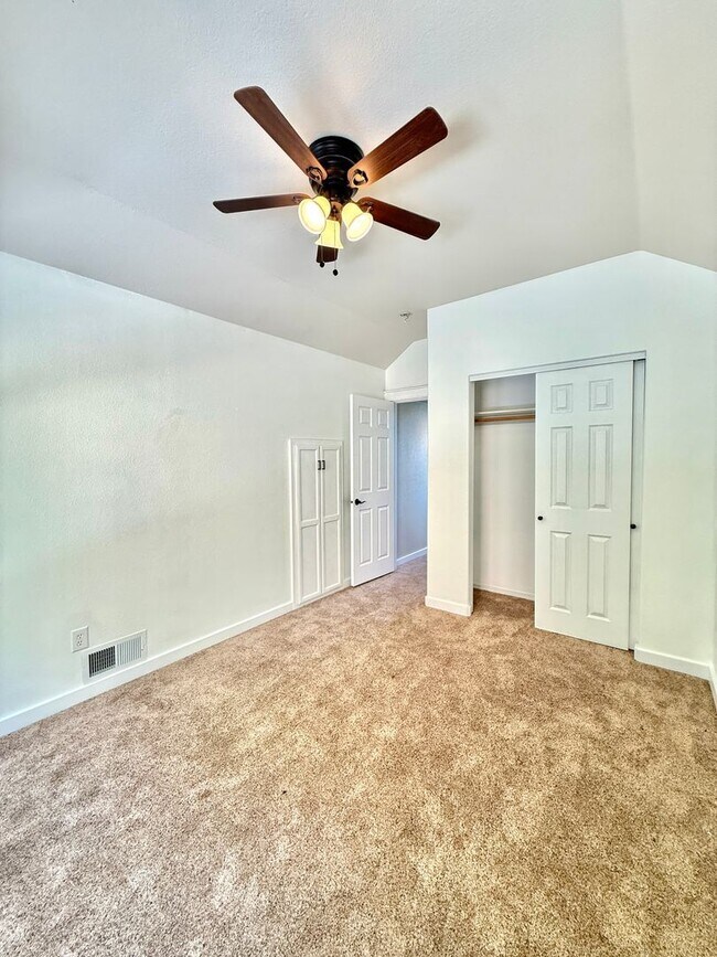 Building Photo - 901 Manzanita Dr