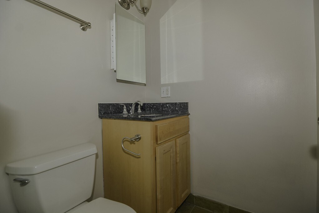 Building Photo - 630 W Wrightwood Ave