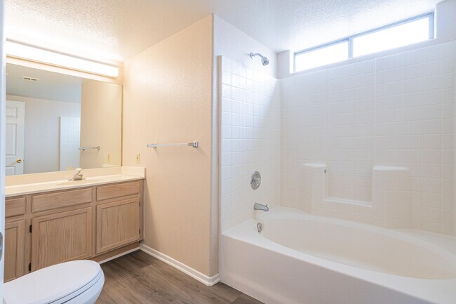 Building Photo - 450 Tava Ln