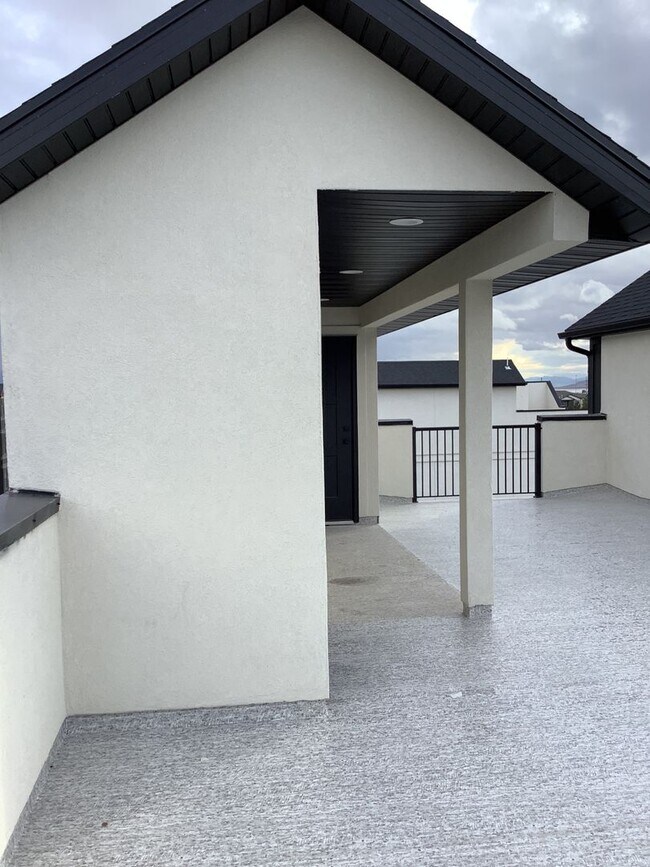 Building Photo - Townhome with Rooftop Balcony in Prime American Fork Location