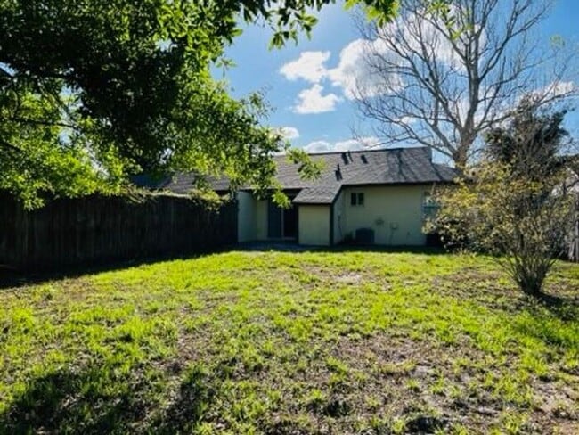 Building Photo - 2 Bedroom UCF Duplex