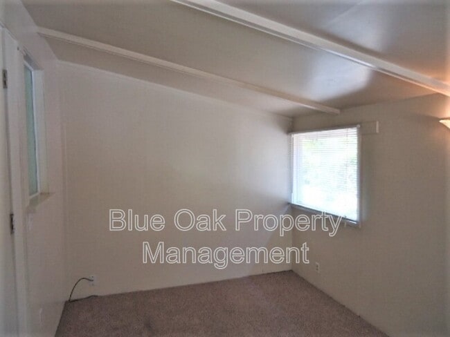 Building Photo - 605 W 6th St