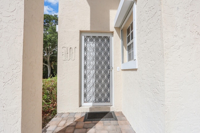 Building Photo - 479 Tequesta Dr