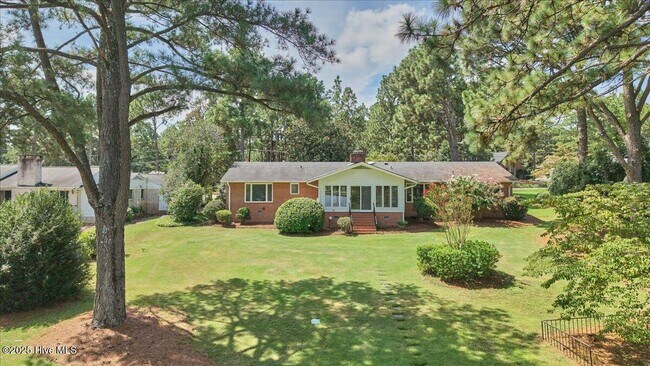 Building Photo - 60 Pine Lake Dr