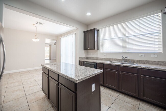 Building Photo - Beautiful 4 Bedroom 2.5 bath Home in the Southwest!