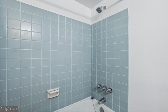 Building Photo - 522 21st St NW