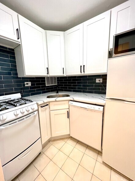 Building Photo - 330 E 49th St