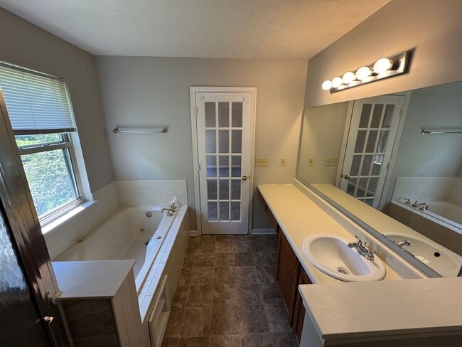 Building Photo - Eagle Creek 3 Bed 2.5 Bath