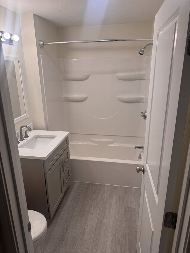 Building Photo - Beautiful 3 Bedroom 2.5 Bath Townhouse Ava...