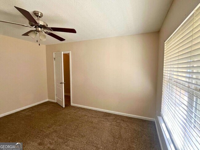 Building Photo - 303 Gary Cir