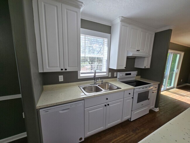 Building Photo - 5527 Lassen St