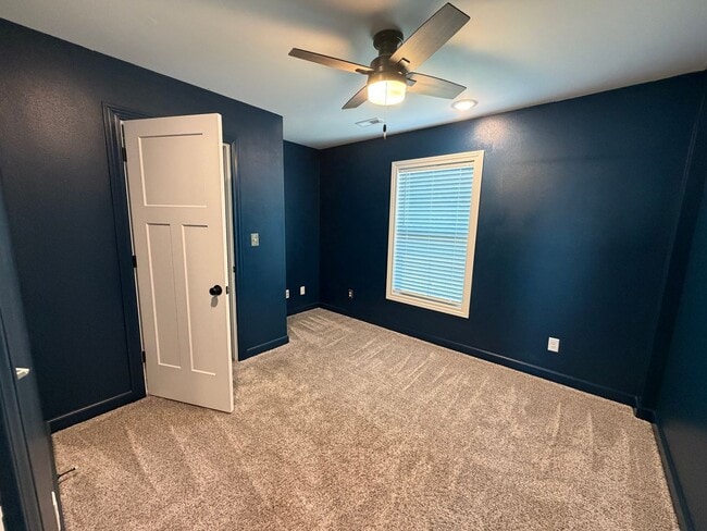 Building Photo - Beautiful 4/3 Ready May 1st!