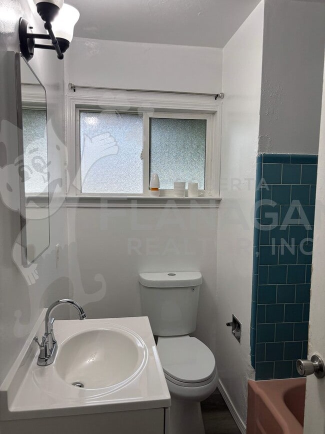 Building Photo - 2 Bedroom/1 bathroom home on large lot