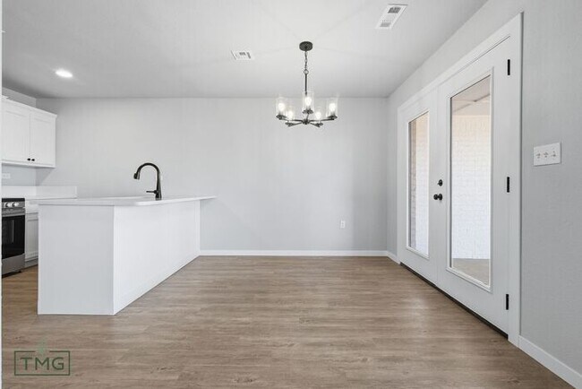 Building Photo - Lawn Care Included! Fully Updated 2 Bed / 2 Bath Duplex – Prime Broken Arrow Location!