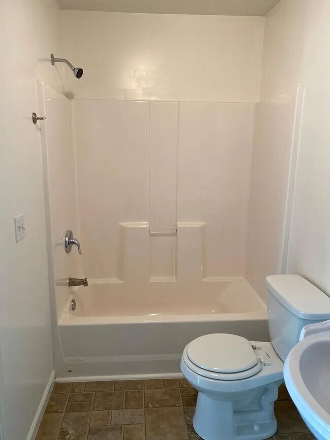 Building Photo - 411 E Scott St