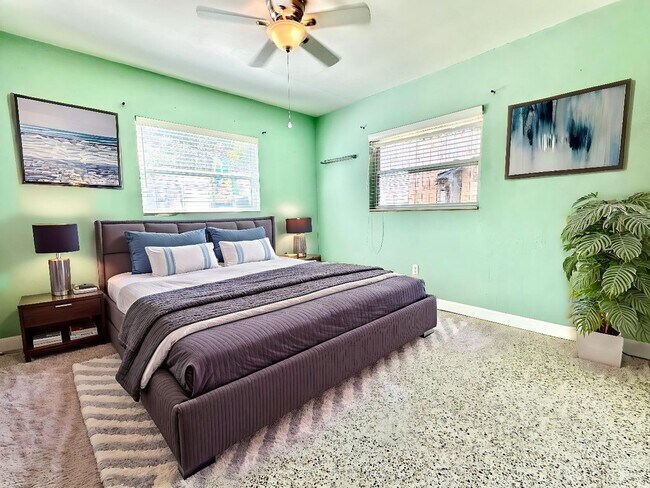 Building Photo - Bright & cozy 2bedroom 1bath home with out...