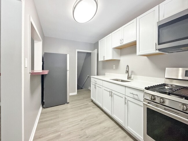 Building Photo - Updated 3BR Home with Bonus Lower-Level Space & Off-Street Parking