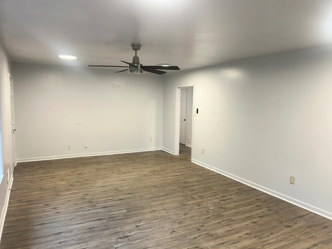 Building Photo - 1011 Ave Of Pines
