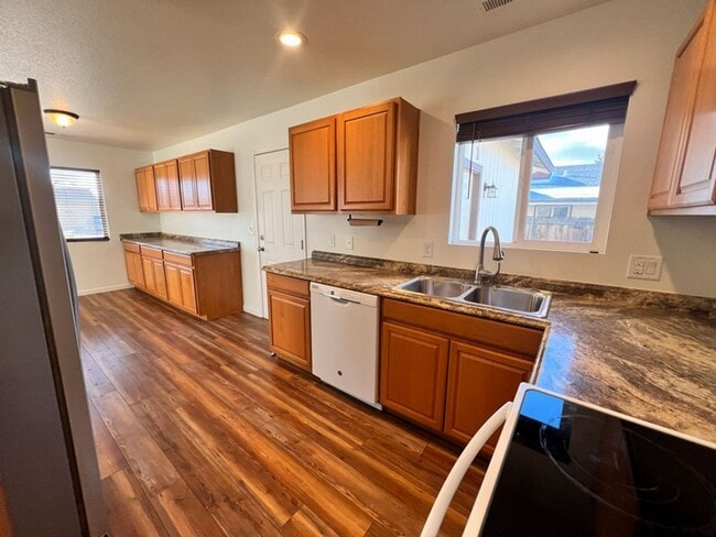 Building Photo - Refreshed Reno Three Bedroom