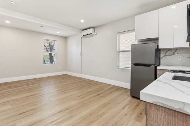 Building Photo - 41 Wolcott St