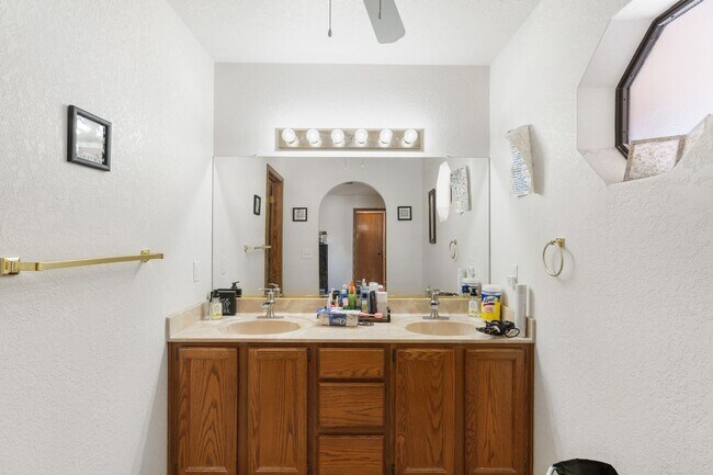 Building Photo - 1099 Pueblo Dr