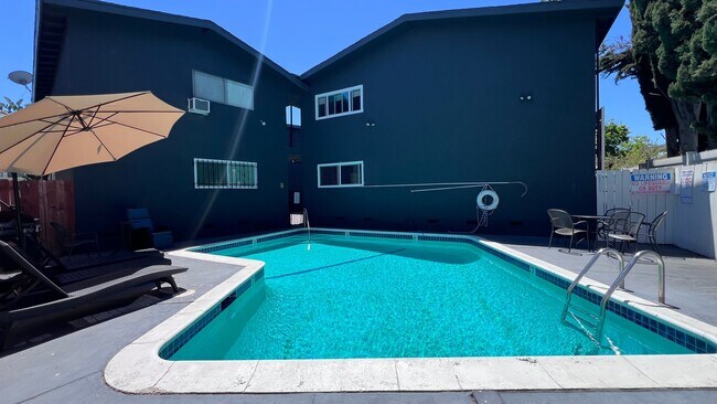 Building Photo - 15483 Moorpark St
