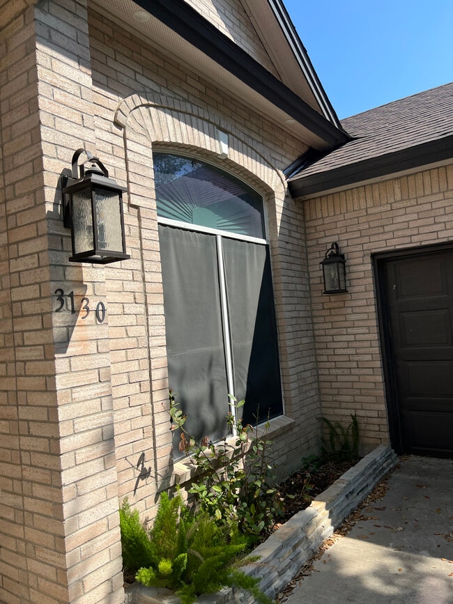 Building Photo - 3130 Dos Reales Loop