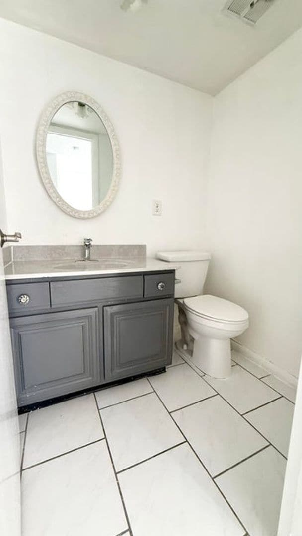 Building Photo - 1739 Embassy Dr