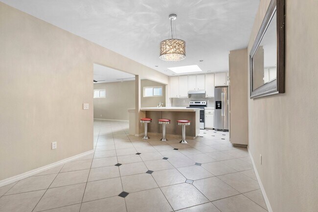 Building Photo - 3 Bedroom 2 Bathroom home available DECEMB...