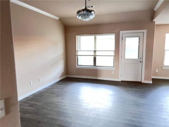 Building Photo - 431 Red Robin St