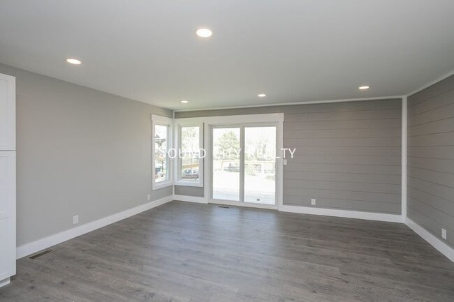 Building Photo - 1608 Autumn Ridge Dr