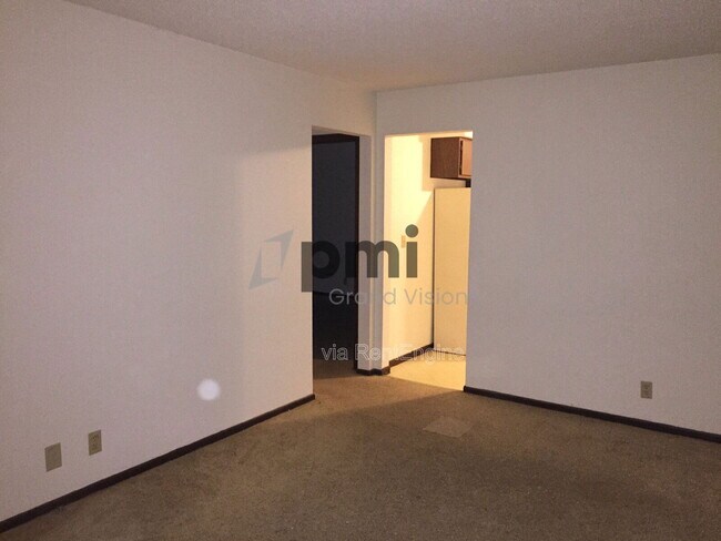 Building Photo - 371 Southland Dr